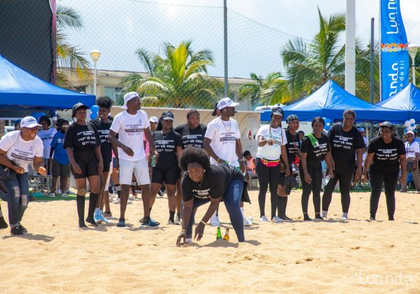 Esta imagem ilustra um dos jogos tradicionais mais famosos de Angola, a Garrafinha.